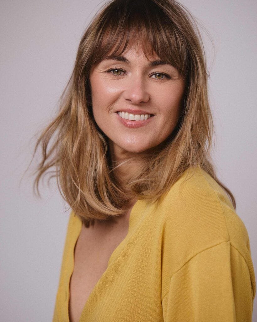 LAURA TOLEDO sonrisa baja